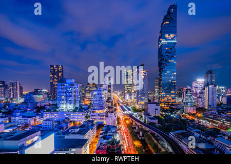 Paesaggio di Bangkok, capitale della Thailandia di notte Foto Stock