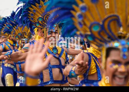Ballerini indossano costumi colorati alla Battaglia dei Fiori Foto Stock