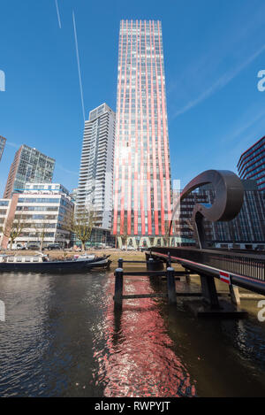 Rotterdam, Paesi Bassi - 26 Marzo 2016 : La mela rossa moderna torre residenziale a Rotterdam. progettato dagli architetti KCAP e Jan des Bouvrie Foto Stock