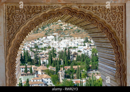 Vista del quartiere Albayzin di Granada, Spagna, da una finestra di moresco in Alhambra Palace Foto Stock