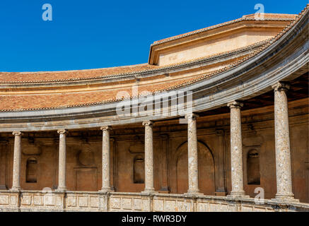Il patio circolare del palazzo di Carlo V all'interno del Nasrid fortificazione del palazzo dell'Alhambra di Granada Foto Stock
