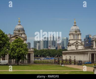 Il Canary Wharf quartiere finanziario sulla sponda opposta del fiume Tamigi, come osservata dal vecchio Royal Naval College di Greenwich, Londra. Foto Stock