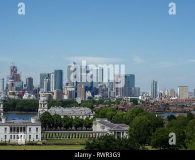 Il Canary Wharf quartiere finanziario sulla sponda opposta del fiume Tamigi, come osservata dal vecchio Royal Naval College di Greenwich, Londra. Foto Stock