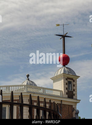 La sfera di tempo appena dopo il gocciolamento (1:00) presso il Royal Observatory di Greenwich, Londra, Inghilterra. Foto Stock