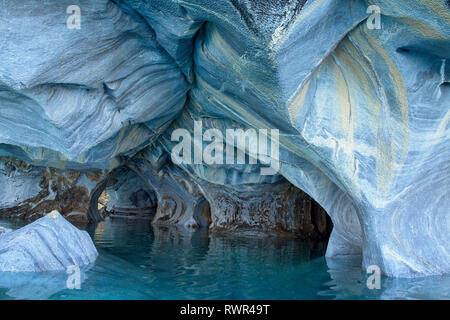 La scultura del vento ed erosione dentro le cave di marmo (Capilla de Marmol), Rio tranquilo, Aysen, Patagonia, Cile Foto Stock