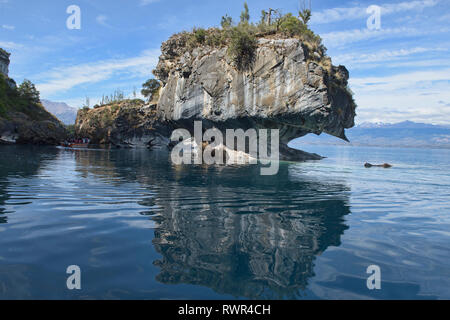 Scolpita in formazioni rocciose presso le cave di marmo (Capilla de Marmol) sul Lago General Carrera, Rio tranquilo, Aysen, Patagonia, Cile Foto Stock