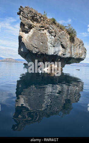 Scolpita in formazioni rocciose presso le cave di marmo (Capilla de Marmol) sul Lago General Carrera, Rio tranquilo, Aysen, Patagonia, Cile Foto Stock