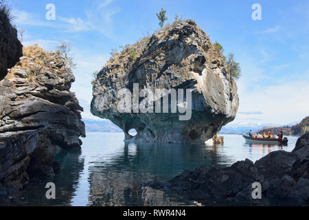 Scolpita in formazioni rocciose presso le cave di marmo (Capilla de Marmol) sul Lago General Carrera, Rio tranquilo, Aysen, Patagonia, Cile Foto Stock