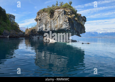 Scolpita in formazioni rocciose presso le cave di marmo (Capilla de Marmol) sul Lago General Carrera, Rio tranquilo, Aysen, Patagonia, Cile Foto Stock