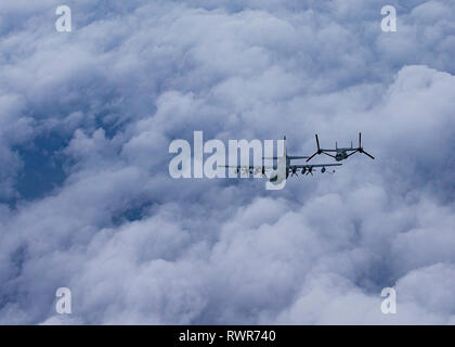 Naval aviatori con Marine mezzo squadrone Tiltrotor 262 (rinforzato) e antenna Marine Refueler squadrone di trasporto (VMGR) 152 condotta refuelling antenna al largo delle coste del Giappone, 28 febbraio, 2019. Stati Uniti Marines con VMGR-152 forniscono una vasta gamma di funzionalità in tutta l'area INDOPACOM di antenna includono il rifornimento di carburante e del personale e il trasporto e la consegna dell'antenna. (U.S. Marine Corps photo by Lance Cpl. Tyler Harmon) Foto Stock