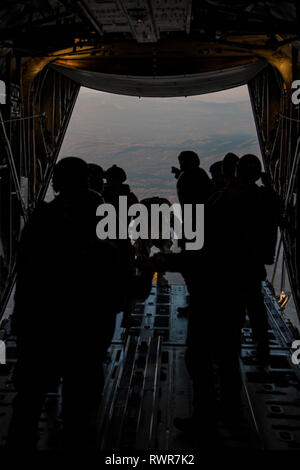 Stati Uniti Marines con il primo Marine Raider battaglione (MRB) partecipano in aria la formazione di caduta durante l'esercizio Yuma orizzonte 19 in prossimità del Marine Corps Air Station Camp Pendleton, California, 10 gennaio, 2019. Antenna Marine Refueler squadrone di trasporto 152 e 1° MRB condotta a basso livello linea statica salti e militari di caduta libera formazione al fine di mantenere le competenze e soddisfano i requisiti di formazione. (U.S. Marine Corps photo by Lance Cpl. Seth Rosenberg) Foto Stock