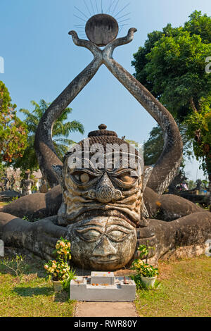 Xieng Khuan Buddha Park Vientiane Laos "Kob Kin Deuan - rana mangia la luna" Foto Stock