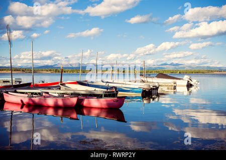 Barche sul lago al tramonto in Colter Bay con il maestoso Grand Teton Mountains in background Foto Stock