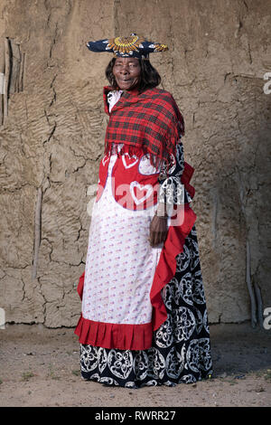 Ritratto di una dama Herero prese nella regione di Kunene della Namibia. Foto Stock