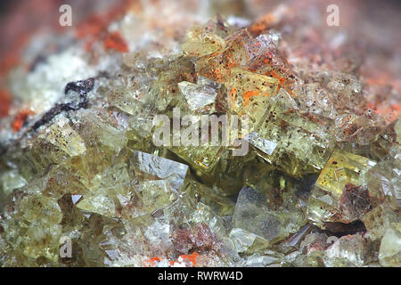 I cristalli di fluorite con inclusioni di ematite da calcite Illo cava in Finlandia Foto Stock