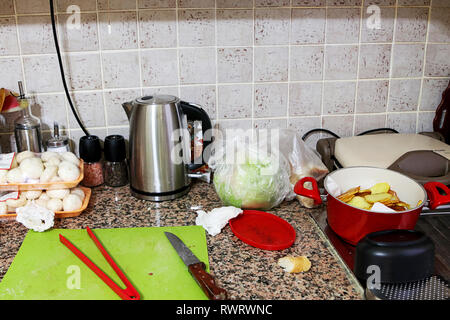 Bagno turco con le polpette e cottura dei funghi Foto Stock