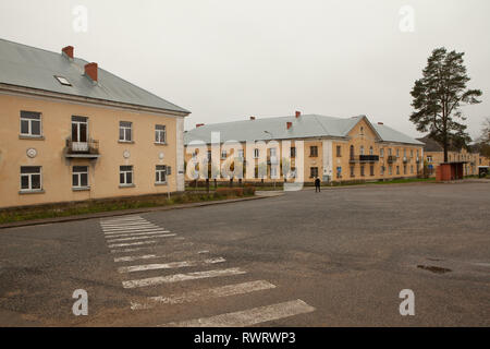 Scena di strada con ampia strada e attraversamento pedonale, Lettonia Foto Stock