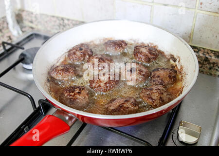 Bagno turco con le polpette e cottura dei funghi Foto Stock