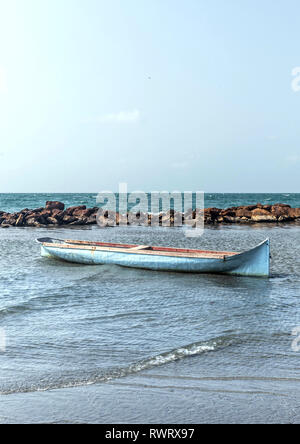 Canoa vuota ancorato su di una spiaggia di Coveñas, Colombia. Foto Stock