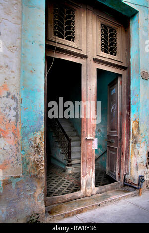La scala in una casa nella Vecchia Havana, Cuba Foto Stock
