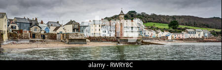 Una molto ampia di colore immagine panoramica delle spiagge e mare immobili in villaggi rurali e Cawsand Kingsand nel sud-est della Cornovaglia in inverno. Foto Stock