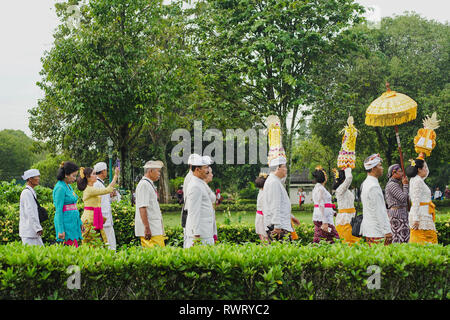 La civiltà indù portare Banten come offerte durante Tawur Kesanga Agung, un giorno prima che il silenzio Nyepi Day. Foto Stock