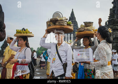 La civiltà indù portare Banten come offerte durante Tawur Kesanga Agung, un giorno prima che il silenzio Nyepi Day. Foto Stock