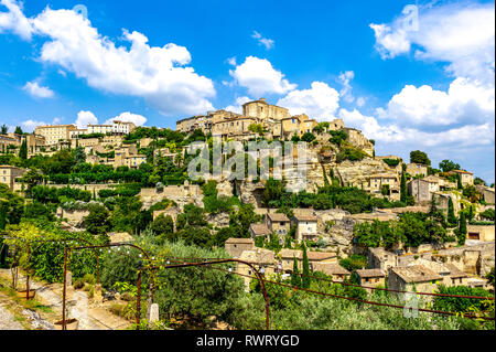 La Francia. Vaucluse (84), il Parco Naturale Regionale del Luberon. Il villaggio di Gordes classificati più bel villaggio della Francia. Foto Stock