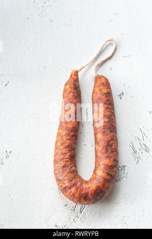 Lo spagnolo il salame chorizo sullo sfondo bianco Foto Stock