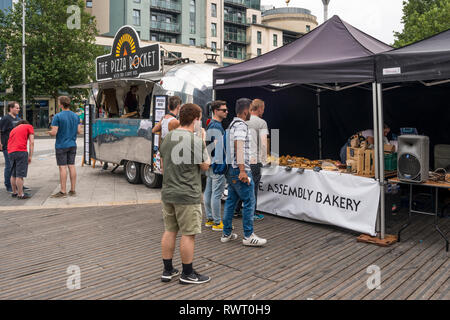 Street bancarelle prodotti alimentari istituito presso l'Harbourside, Bristol, Regno Unito Foto Stock