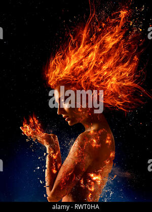 Dark Phoenix (2019) diretto da Simon Kinberg e interpretato da Sophie Turner, Jennifer Lawrence e James McAvoy. Jean Grey soccombe al lato oscuro della sua potenza e si trasforma in Dark Phoenix. Può la X-Men per salvare il suo? Foto Stock