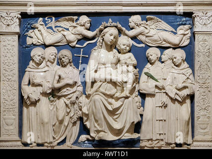 Madonna in Trono, opera di Luca della Robbia, Cappella dei Medici, la Basilica di Santa Croce (Basilica di Santa Croce di Firenze Foto Stock