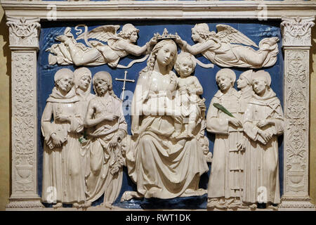 Madonna in Trono, opera di Luca della Robbia, Cappella dei Medici, la Basilica di Santa Croce (Basilica di Santa Croce di Firenze Foto Stock