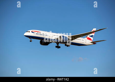 Un British Airways Boeing 787-9 aereo atterra all'aeroporto di Heathrow a Londra ad ovest. Foto Stock