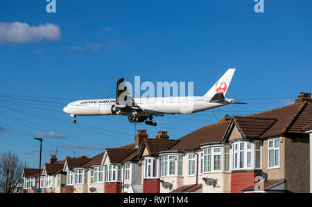 La Japan Airlines Boeing 777 aereo atterra all'aeroporto di Heathrow a Londra ad ovest. Foto Stock