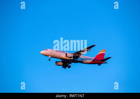 Un Iberia Airbus A320 aereo atterra all'aeroporto di Heathrow a Londra ad ovest. Foto Stock