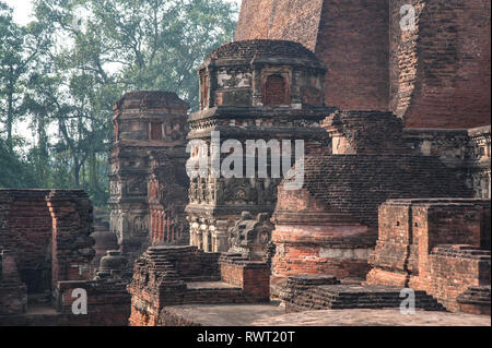 INDIA, NALANDA, Rovine dell antico monastero buddista Mahavihara , che era anche un leader istituzione docente sotto l'Impero Gupta Foto Stock