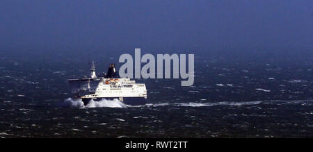 Un traghetto DFDS arriva al porto di Dover nel Kent durante condizioni ventose. Foto Stock