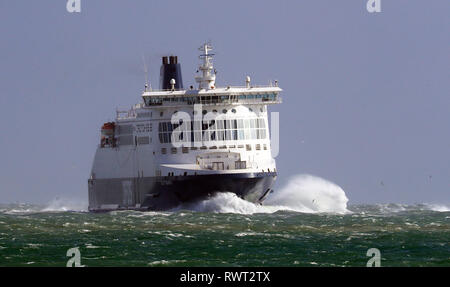 Un traghetto DFDS arriva al porto di Dover nel Kent durante condizioni ventose. Premere il tasto immagine associazione Data: giovedì 7 marzo 2019. Vedere PA storia meteo. Foto di credito dovrebbe leggere: Gareth Fuller/PA FILO Foto Stock