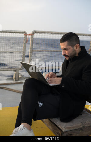 Banda libanese' Mashrou Leila impostare e preparatevi a registrare un brano a bordo di Greenpeace Rainbow Warrior nave su Il Sole ci unisce tour, Mare Mediterraneo, il 23 ottobre 2016. N38°04.967' E10°10.861' Foto Stock