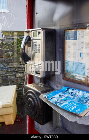 Interno di un isola di Man casella telefono che ha ancora una rubrica telefonica disponibile Foto Stock