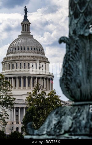 Noi Capitol Building incorniciato da un lampione di base. Foto Stock