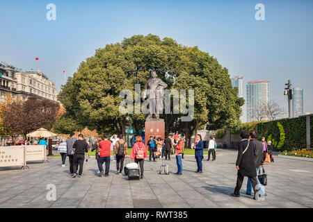 29 novembre 2018: Shanghai, Cina - Visitatori alla statua di Chen Yi in Piazza Chenyi sul Bund, accanto al fiume Huangpu, Shanghai. Foto Stock