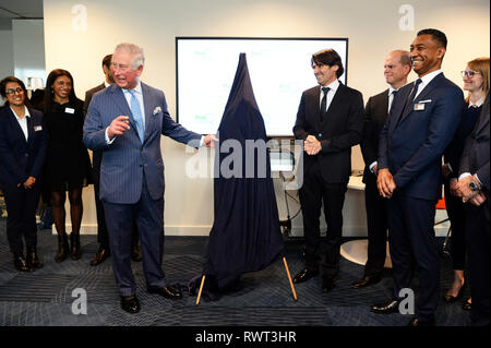 Il Principe di Galles svela una placca durante la sua visita a Polymateria Ltd, che lavora per creare biodegradabile e plastiche compostables presso l'Imperial College HO-mozzo in Città Bianca, Londra. Foto Stock