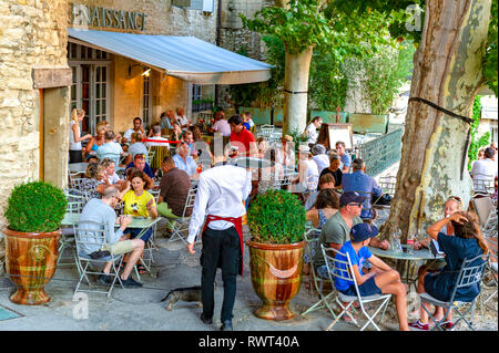 Vaucluse (84), Parc naturel regional du Luberon. Le village de Gordes classé plus beaux village de France. Ristorante La Renaissance sur la place Gent Foto Stock