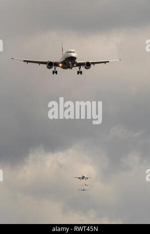 Coda di aerei in avvicinamento finale di atterrare all'Aeroporto di Londra Heathrow, Londra, Regno Unito. Gli aerei di linea di atterraggio. Finali di occupato per l'atterraggio all'aeroporto Foto Stock
