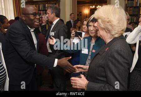 La duchessa di Cornovaglia parla di Edward Enninful, editor-in-chief di British rivista Vogue durante un ricevimento al Clarence House di Londra per contrassegnare l'inizio della sessione annuale della commissione per le donne di tutto il mondo (WOW) festival. Foto Stock