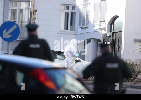 Polizia ufficiali forense presso appartamenti a Glin Ree corte a Newry, Co Down, in cui i corpi di un uomo e di una donna e una ragazza adolescente sono stati scoperti in un appartamento a circa 11.00 giovedì mattina. Foto Stock