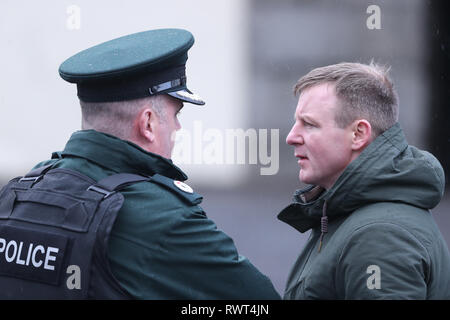 PSNI Assistant CHIEF CONSTABLE Mark Hamilton parla con Justin McNulty MLA vicino la scena di Glin Ree corte a Newry, Co Down, in cui i corpi di un uomo e di una donna e una ragazza adolescente sono stati scoperti in un appartamento a circa 11.00 giovedì mattina. Foto Stock