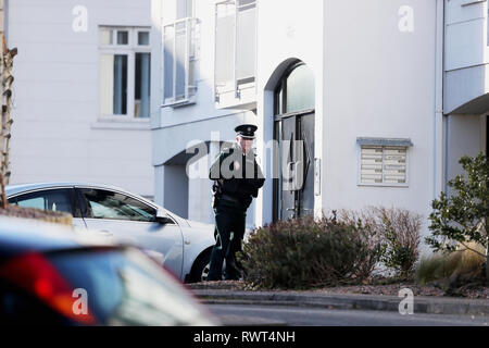 PSNI Assistant CHIEF CONSTABLE Mark Hamilton alla scena di Glin Ree corte a Newry, Co Down, in cui i corpi di un uomo e di una donna e una ragazza adolescente sono stati scoperti in un appartamento a circa 11.00 giovedì mattina. Foto Stock